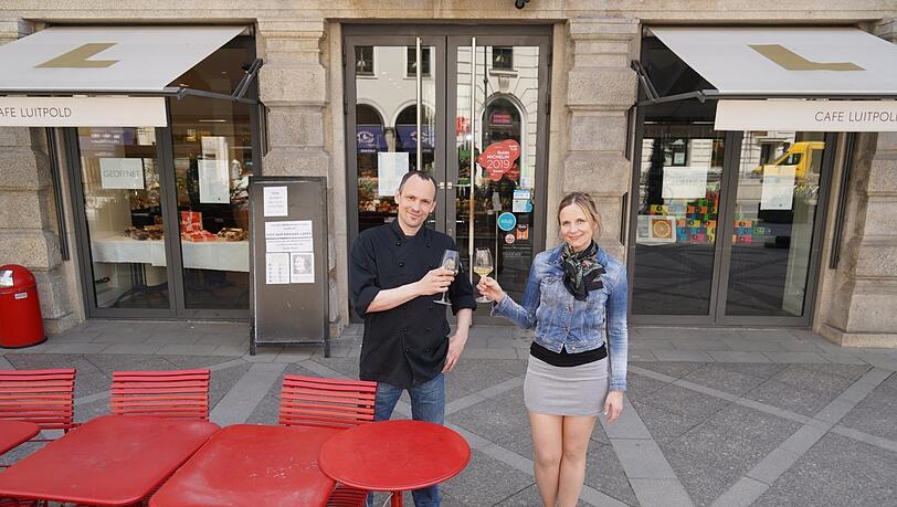 Vor dem Café Luitpold: Chefkoch Markus Raven und Betriebsleiterin Eva Thaller stoßen auf die Ess-Klasse in der Brienner Straße an.