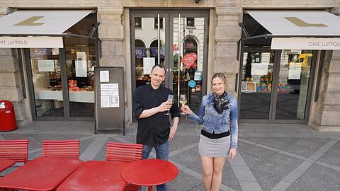 Vor dem Café Luitpold: Chefkoch Markus Raven und Betriebsleiterin Eva Thaller stoßen auf die Ess-Klasse in der Brienner Straße an.