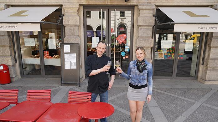 Vor dem Café Luitpold: Chefkoch Markus Raven und Betriebsleiterin Eva Thaller stoßen auf die Ess-Klasse in der Brienner Straße an.