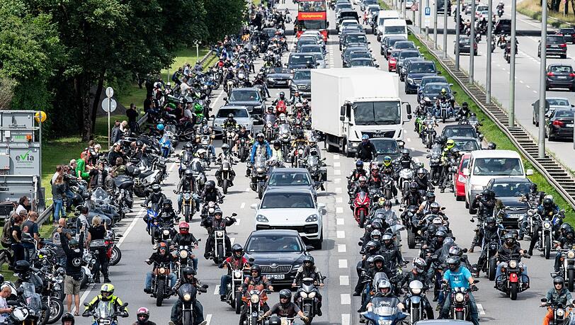 Mega-Korso am Mittleren Ring in München: Letzten Sommer fahren da 23.000 Motorradfahrer zur Demo auf, um gegen Streckensperrungen für Biker und Fahrverbote zu demonstrieren. Mega-Korso am Mittleren Ring in München: Letzten Sommer fahren da 23.000 Motorradfahrer zur Demo auf, um gegen Streckensperrungen für Biker und Fahrverbote zu demonstrieren.