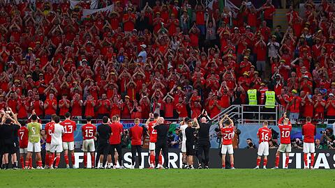 Während England das Achtelfinale feiert, verabschieden sich die Spieler von Wales nach dem Spiel von den Fans.