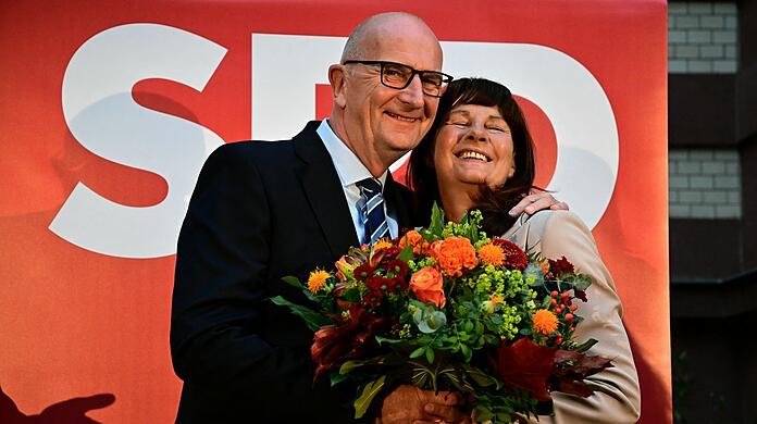 StrahlenderSieger: Brandenburgs Ministerpräsident Dietmar Woidke (SPD) herzt am Wahlabend seine Frau Susanne.