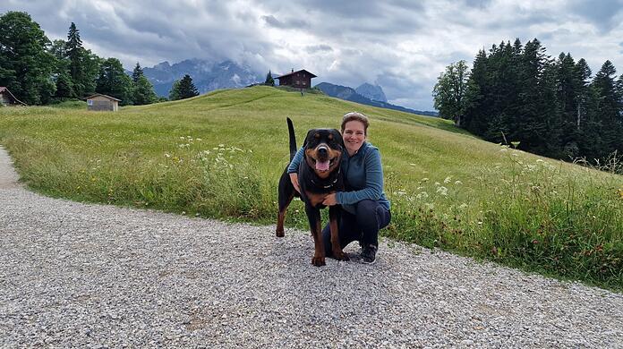 Sandra Schuhmacher hat sich auf Tierrecht spezialisiert. Ihren Hund nimmt sie auf Termine mit.