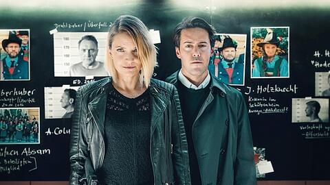 "Der Tote in der Schlucht": Die Kommissare Lisa Kuen (Patricia Aulitzky) und Alexander Yüsüf-Demir (Dominik Raneburger) vor der Tafel mit den entscheidenden Hinweisen.