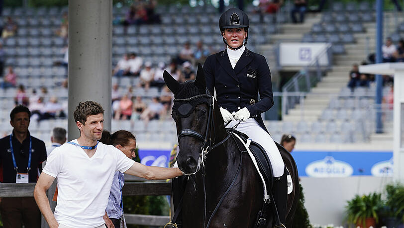 Er unterstützt sie auf Reitturnieren, wie hier auf dem CHIO Aachen 2022: Aber wird Ex-Nationalspieler und Bayern-Star Thomas Müller (35) seine Frau Lisa Müller (35) auch bei ihrer potenziellen politischen Karriere unterstützen?