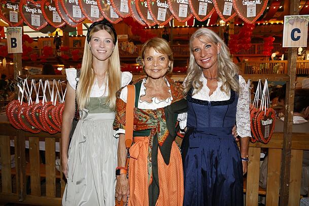 Dressurreiterin Selina Söder (l.), Tochter von Ministerpräsident Markus Söder, ist zum zweiten Mal bei der Damenwiesn. Am Montag feiert sie mit Schauspielerin Uschi Glas und Mutter Karin Baumüller-Söder. Dressurreiterin Selina Söder (l.), Tochter von Ministerpräsident Markus Söder, ist zum zweiten Mal bei der Damenwiesn. Am Montag feiert sie mit Schauspielerin Uschi Glas und Mutter Karin Baumüller-Söder.