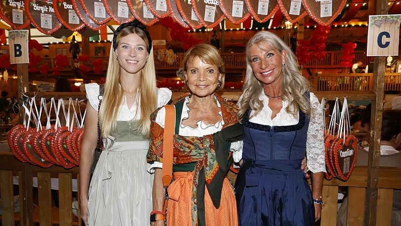 Dressurreiterin Selina Söder (l.), Tochter von Ministerpräsident Markus Söder, ist zum zweiten Mal bei der Damenwiesn. Am Montag feiert sie mit Schauspielerin Uschi Glas und Mutter Karin Baumüller-Söder. Dressurreiterin Selina Söder (l.), Tochter von Ministerpräsident Markus Söder, ist zum zweiten Mal bei der Damenwiesn. Am Montag feiert sie mit Schauspielerin Uschi Glas und Mutter Karin Baumüller-Söder.