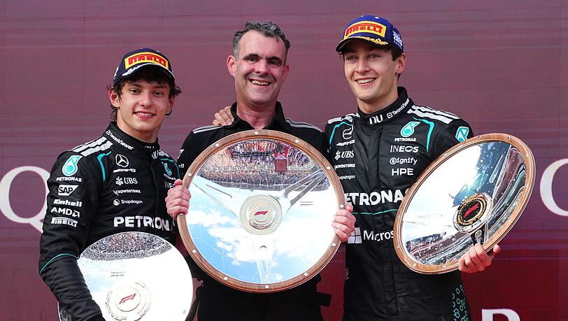 George Russell (r) freut sich &uuml;ber Silbergeschirr.