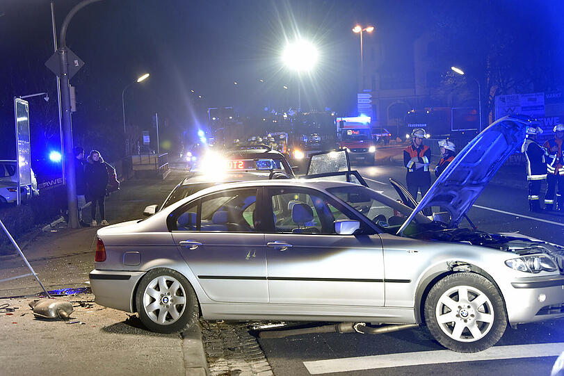 Die B 304 musste nach dem schweren Unfall für mehrere Stunden gesperrt werden - die Bilder vom Einsatz.