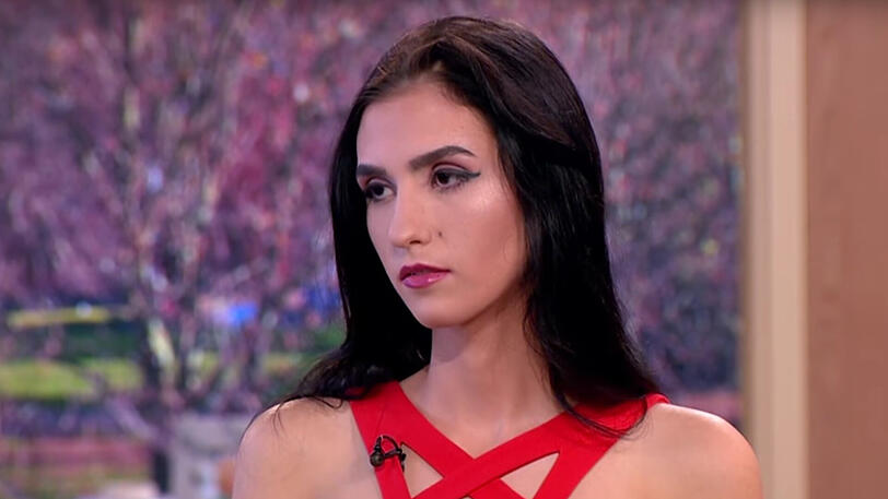 Die 18 Jahre alte Alexandra bei einem TV-Interview.