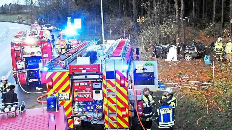 Bei einem Unfall auf der A8 in der Nähe des Irschenbergs sind am Sonntag drei Menschen ums Leben gekommen. Die Bilder von der Unfallstelle.