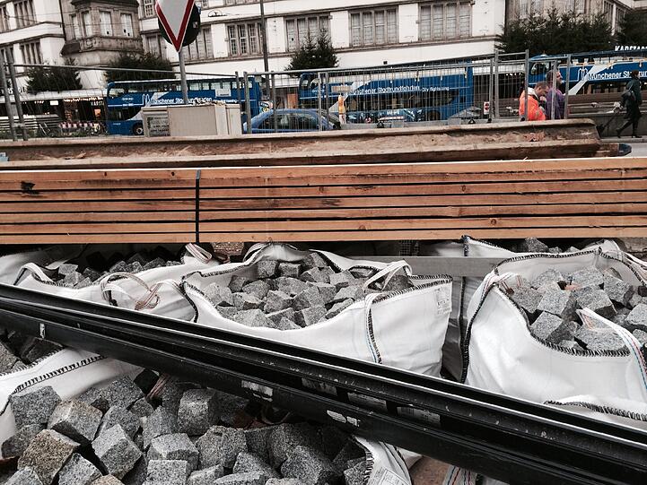Auch kein schöner Anblick: Der Haupteingang. Vor dem Bahnhnofsplatz wird die Straße aufgerissen.