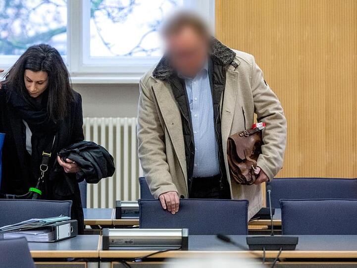 Der Angeklagte steht im Verhandlungssaal neben seiner Verteidigerin. Foto: Armin Weigel/dpa