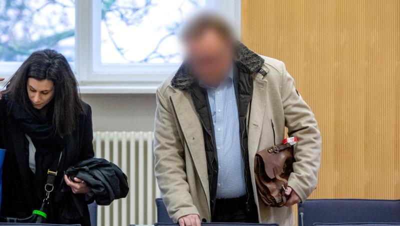 Der Angeklagte steht im Verhandlungssaal neben seiner Verteidigerin. Foto: Armin Weigel/dpa Der Angeklagte steht im Verhandlungssaal neben seiner Verteidigerin. Foto: Armin Weigel/dpa