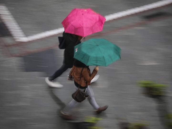 Zwei Passantinnen mit Regenschirmen. Foto: Frank Rumpenhorst/Archivbild