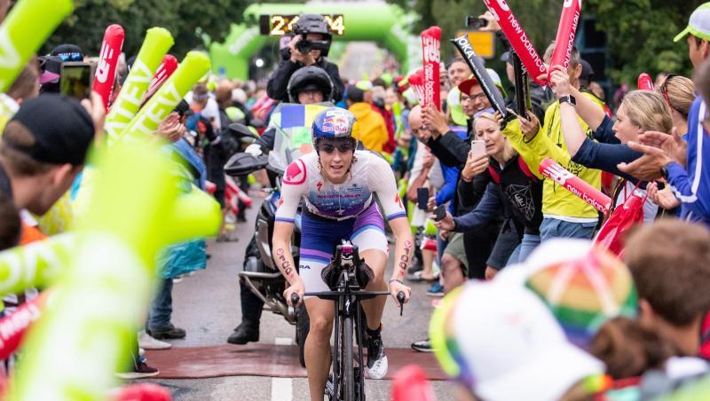 Lucy Charles-Barclay, Triathletin aus Großbritannien, fährt während der Radetappe beim Datev Challenge Roth am Solarer Berg. Foto: Daniel Karmann/dpa/Archivbild Lucy Charles-Barclay, Triathletin aus Großbritannien, fährt während der Radetappe beim Datev Challenge Roth am Solarer Berg. Foto: Daniel Karmann/dpa/Archivbild