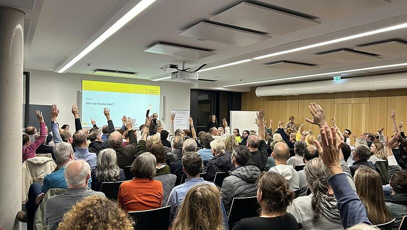 "Bitte melden Sie sich, wenn Sie Anwohner in der Weißenburger Straße sind" – und viele Hände gehen nach oben. "Bitte melden Sie sich, wenn Sie Anwohner in der Weißenburger Straße sind" – und viele Hände gehen nach oben.