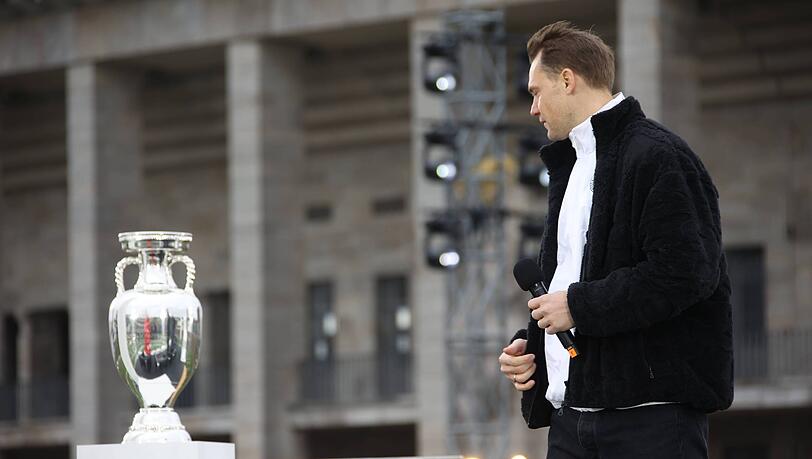 Eyes on the prize: Die Coupe Henri Delaunay, der EM-Pokal ist die einzige große Trophäe, die Manuel Neuer in seiner illustren Karriere noch nicht gewinnen konnte. Gelingt es diesen Sommer? Eyes on the prize: Die Coupe Henri Delaunay, der EM-Pokal ist die einzige große Trophäe, die Manuel Neuer in seiner illustren Karriere noch nicht gewinnen konnte. Gelingt es diesen Sommer?
