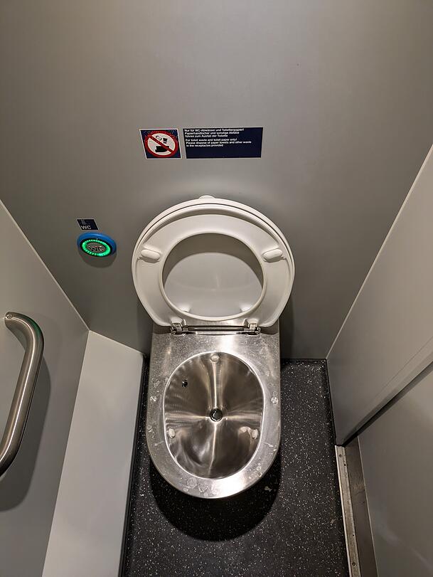 Die Toiletten des neuen Regio sind ungewohnt sauber. Seife und Papier sind ebenfalls vorhanden. Die Toiletten des neuen Regio sind ungewohnt sauber. Seife und Papier sind ebenfalls vorhanden.