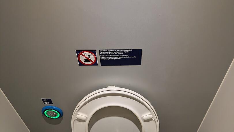 Die Toiletten des neuen Regio sind ungewohnt sauber. Seife und Papier sind ebenfalls vorhanden. Die Toiletten des neuen Regio sind ungewohnt sauber. Seife und Papier sind ebenfalls vorhanden.
