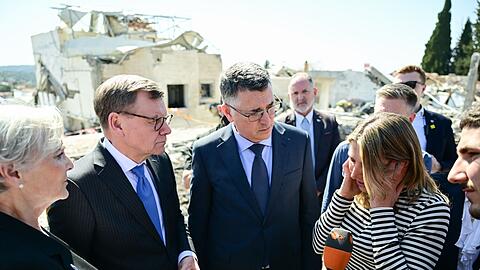 Eine Frau berichtet von den Angriffen.