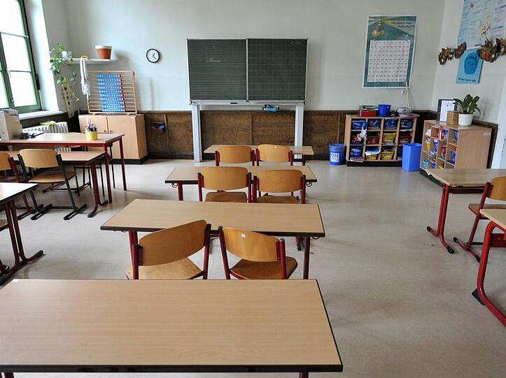 Leere Klassenzimmer - kein seltener Anblick. Immer wieder fallen Stunden aus.