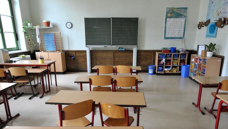 Leere Klassenzimmer - kein seltener Anblick. Immer wieder fallen Stunden aus. Leere Klassenzimmer - kein seltener Anblick. Immer wieder fallen Stunden aus.