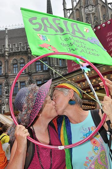 Sie feiern: Schwule, Lesben und Transgender tummeln sich auf Münchens Straßen und feiern den Christopher Street Day 2011