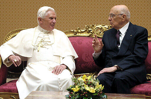 &bdquo;Darf ich es waschen lassen?&ldquo;

(Italiens Staatspräsident Giorgio Napolitano, hier zu sehen in einem Archivbild mit dem Papst, nachdem ihm Torwart
Gianluigi Buffon sein verschwitztes Trikot aus dem EM-Spiel gegen
Spanien geschenkt hatte)