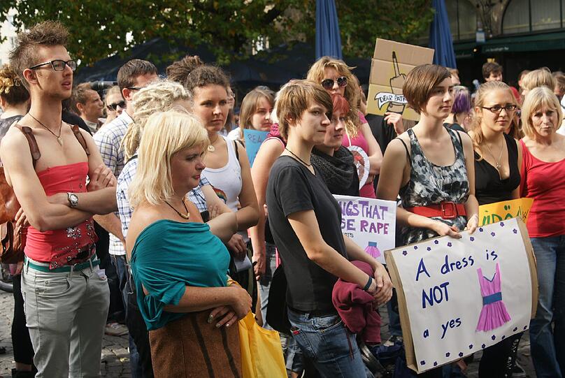 Beim Slutwalk in München haben heute rund 200 Menschen unter dem Motto "Nein heißt Nein" gegen Diskriminierung und Sexismus demonstriert. Sie stellen sich damit gegen sexualisierte Gewalt sowie gegen Vergewaltigungsmythen und -verharmlosungen.
