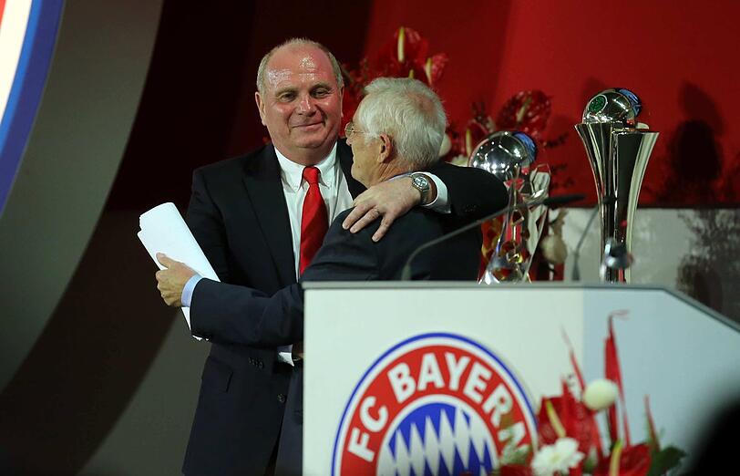Präsident Uli Hoeneß herzt Rauch.