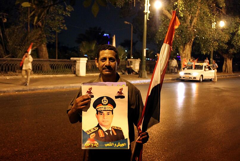 Ausnahmezustand am auf dem Tahrir-Platz in Kairo. Millionen Menschen feiern die Absetzung von Mohammed Mursi durch das ägyptische Militär.