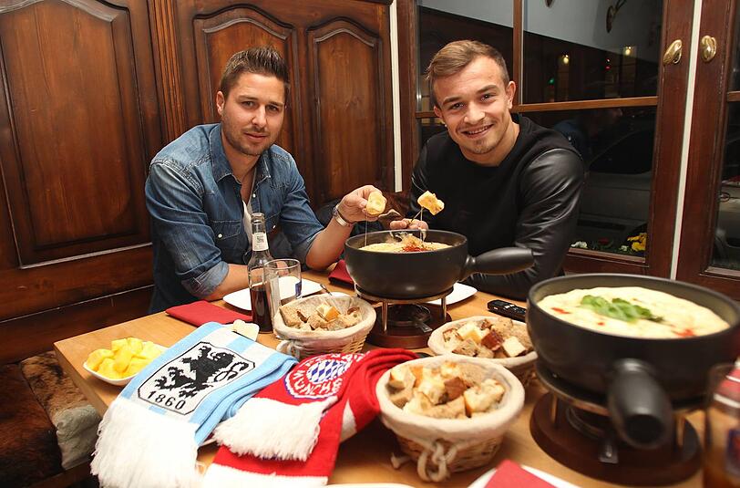 Xherdan Shaqiri vom FC Bayern München (r.) und Markus Steinhöfer vom TSV 1860 München beim Käsefondue-Essen in der Gärtnerplatz Alm.