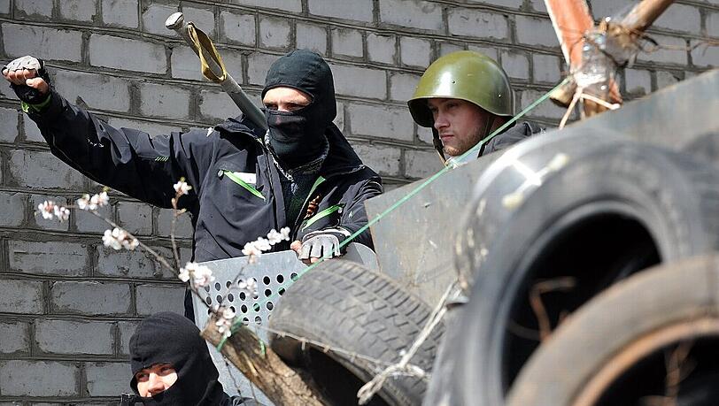 Krise, Krieg, Konflikt? Paramilitärische Verbände in Slawjansk - dort kämpfen Separatisten für den Anschluss an Russland. Krise, Krieg, Konflikt? Paramilitärische Verbände in Slawjansk - dort kämpfen Separatisten für den Anschluss an Russland.