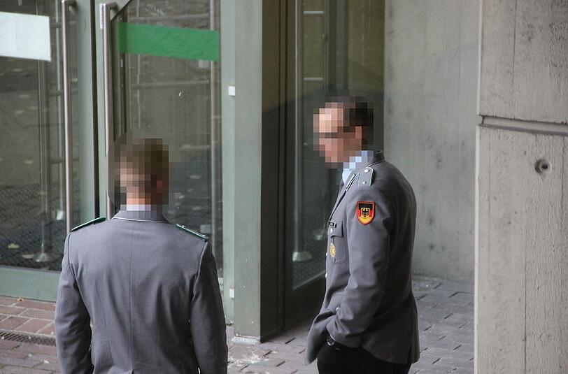 Erschienen in Uniform vor Gericht: die beiden angeklagten Soldaten.