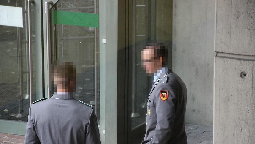 Erschienen in Uniform vor Gericht: die beiden angeklagten Soldaten. Erschienen in Uniform vor Gericht: die beiden angeklagten Soldaten.