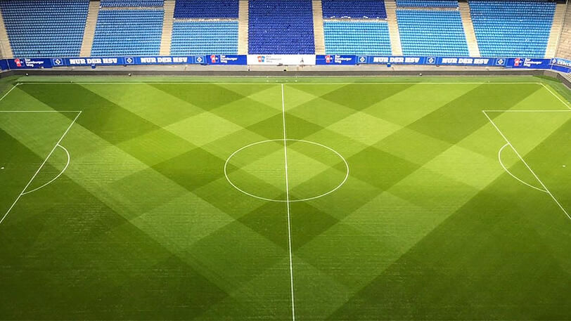 Beim Hamburger SV arbeiten sie mit allen Tricks und rufen sämtliche Mächte an: die HSV-Raute im Stadion-Rasen.