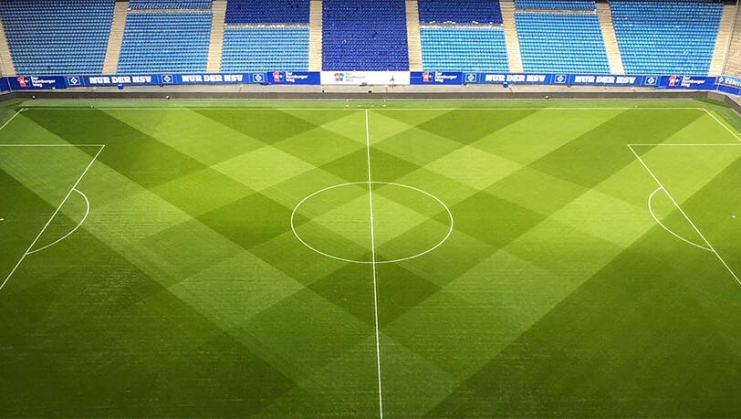 Beim Hamburger SV arbeiten sie mit allen Tricks und rufen sämtliche Mächte an: die HSV-Raute im Stadion-Rasen. Beim Hamburger SV arbeiten sie mit allen Tricks und rufen sämtliche Mächte an: die HSV-Raute im Stadion-Rasen.