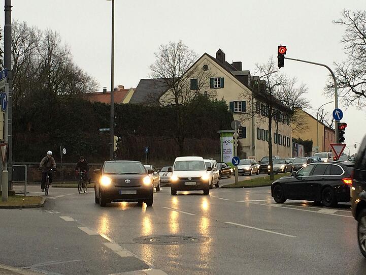 ... in Richtung Kolumbusplatz gibt's für die Radler keine Ampel. Nur in die Gegenrichtung...