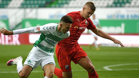 Fürths Branimir Hrgota und Sandhausens Aleksandr Zhirov (l-r.) in Aktion. Foto: Philipp Guelland/epa/Pool/dpa