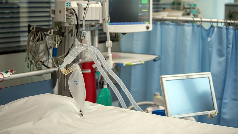 Schläuche eines Beatmungsgerätes liegen auf einem Bett in einem Patientenzimmer der Intensivstation.  (Archivbild)