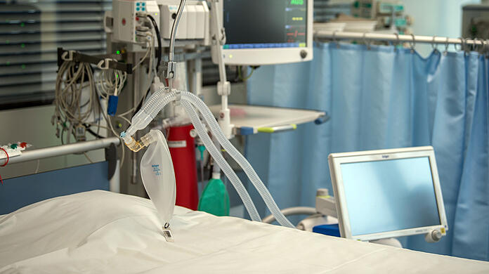 Schläuche eines Beatmungsgerätes liegen auf einem Bett in einem Patientenzimmer der Intensivstation.  (Archivbild)