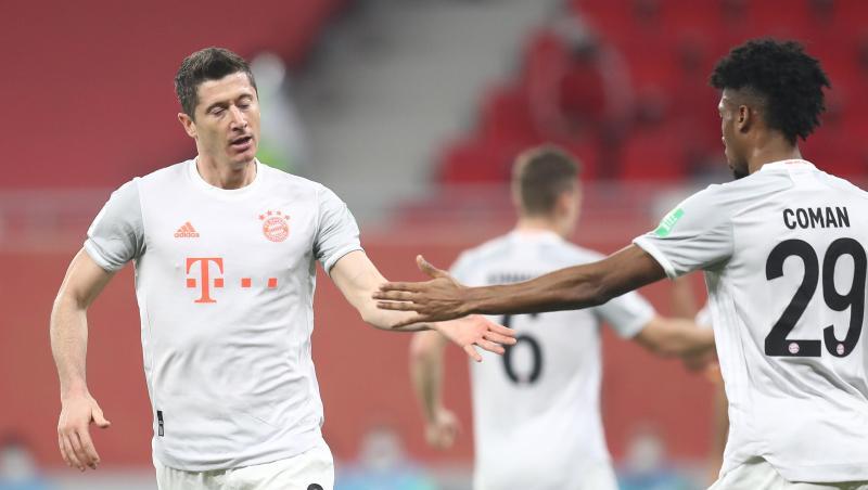 Münchens Robert Lewandowski (l) bejubelt sein Tor zum 0:1 mit Kingsley Coman.