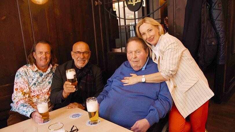 Kleine Nach-Trauerfeier für Spezl Fritz Wepper im Haxengrill (v. l.): Jörg Steffen Meister (Auktionshaus Nürnberg), Otto Retzer und Ottfried Fischer mit Ehefrau Simone.