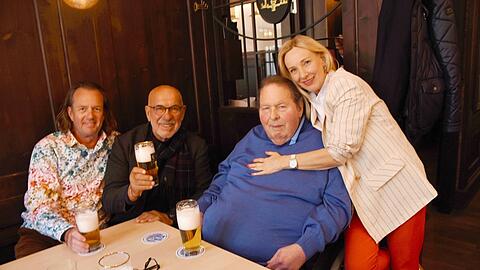 Kleine Nach-Trauerfeier für Spezl Fritz Wepper im Haxengrill (v. l.): Jörg Steffen Meister (Auktionshaus Nürnberg), Otto Retzer und Ottfried Fischer mit Ehefrau Simone.