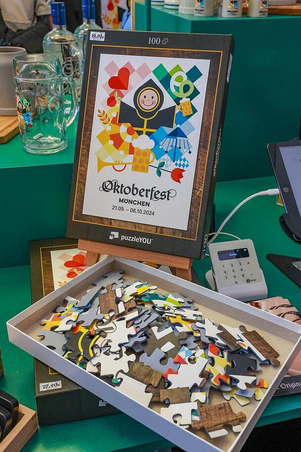 Für die Entspannung nach der Wiesn: Auch kleine und große Puzzles zu allen bisherigen offiziellen Oktoberfestplakaten gehören zu den neuen lizenzierten Wiesn-Souvenirs.