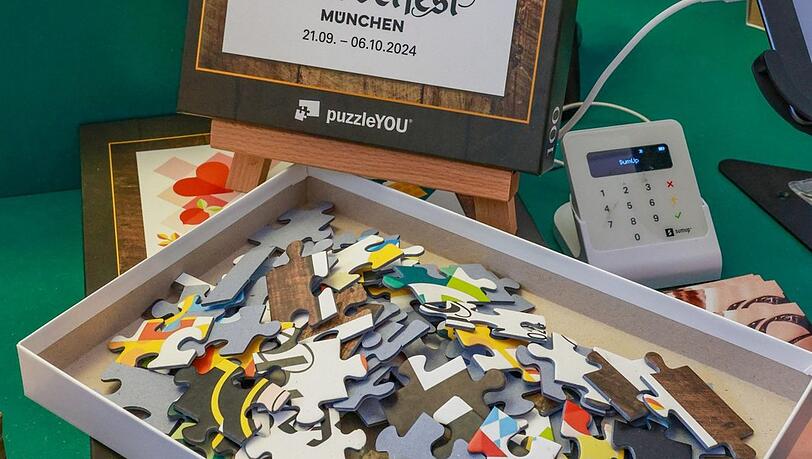 Für die Entspannung nach der Wiesn: Auch kleine und große Puzzles zu allen bisherigen offiziellen Oktoberfestplakaten gehören zu den neuen lizenzierten Wiesn-Souvenirs. Für die Entspannung nach der Wiesn: Auch kleine und große Puzzles zu allen bisherigen offiziellen Oktoberfestplakaten gehören zu den neuen lizenzierten Wiesn-Souvenirs.