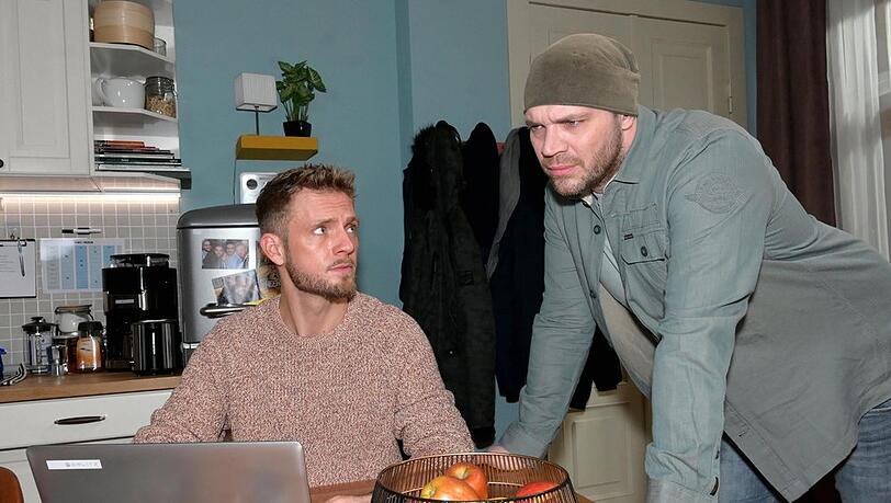 "GZSZ": Paul (l.) und Erik wundern sich, welche kruden Inhalte Kate mit Helena teilt.