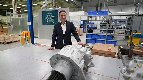 Vincorion-Chef Kajetan von Mentzingen in einer Produktionshalle seines Unternehmens. (Archivbild)