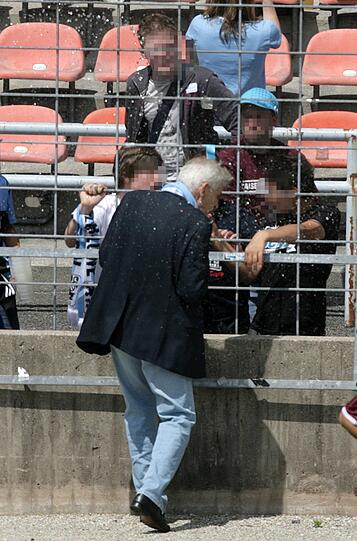 Frust beim Junioren-Spiel gegen Lautern: Löwenfans beschimpfen Dieter Schneider und verpassen dem Löwen-Präsident eine Bierdusche. Die Bilder